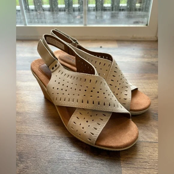 Cobb Hill brand new beige wedge sandals - Picture 1 of 10